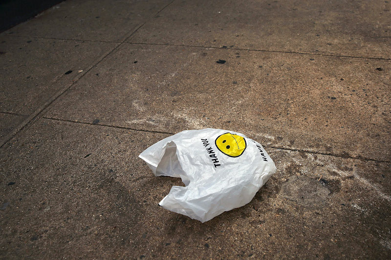 Las bolsas de plástico que llegan a las plantas de reciclaje a menudo se enredan en la maquinaria.